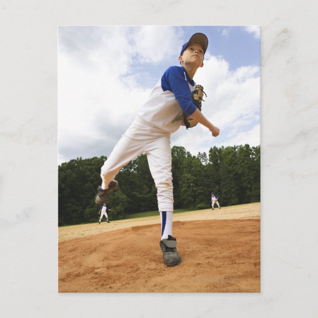Werfender Baseball des jungen Werfers vom Hügel Postkarte (Vorderseite)