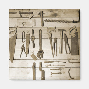 Werkzeuge an der Holzwand Magnet