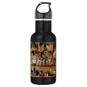 Werkzeuge auf Werkstatt-Wand Trinkflasche