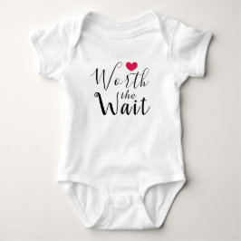 Wert die Wartezeit - Adoption - Herz - neues Baby Baby Strampler