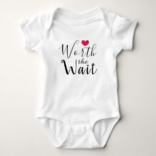 Wert die Wartezeit - Adoption - Herz - neues Baby Baby Strampler