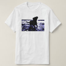 Wert-T - Shirtschwarz-Labrador, der im Wasser