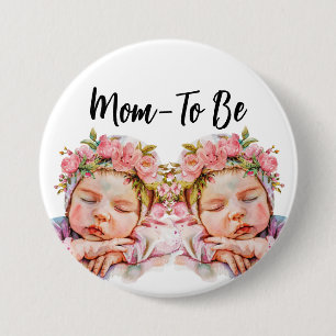 Wertvolle Zwillingsmädchen in Rosa hassen Mama-to- Button