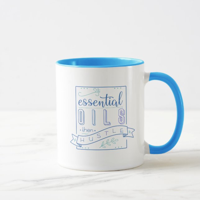 Wesentliche Öle drängen dann sich Tasse (Rechts)