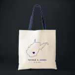 West Virginia Wedding Welcome Bag Map Taschen, Nav Tragetasche<br><div class="desc">Begrüßungsgeschenktasche mit Kartengrafik. Ihre Gäste werden in ihrem Hotel einchecken und diese Tasche mit den Leckereien,  die sie erwarten,  finden. Sie können das Herz mit der Funktion "Weiter anpassen" an den Ort Ihres großen Tages positionieren.</div>