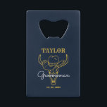 Western Alte Grenze Cowboy Personalisierte Trauzeu Geldbeutel Flaschenöffner<br><div class="desc">Personalisierte Geschenke für Trauzeugen mit alten Western Cowboy Thema. Dekoriert mit Cowboyhut mit Vintagem Western Schriftart. Text- und Hintergrundfarbe können mit dem Design-Tool bearbeitet werden,  um Ihren Bedürfnissen gerecht zu werden. Holen Sie sich dieses individuelles Geschenk für Hochzeiten,  Bachelor-Party,  Verlobungsfeier oder andere besondere Anlässe.</div>