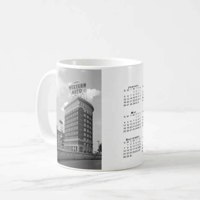 Western Auto Kurves Gebäude 2025 Kalender Kaffeetasse (Vorderseite Links)