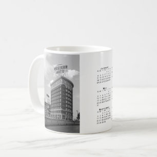 Western Auto Kurves Gebäude 2026 Kalender Kaffeetasse
