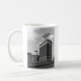 Western Auto Kurves Gebäude 2026 Kalender Kaffeetasse