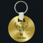 Western Country Cowboy Wedding Monogram Trauzeuge Schlüsselanhänger<br><div class="desc">Personalisierte Geschenke für Trauzeugen und Trauzeuge mit alten Western Cowboy Thema. Dekoriert mit Cowboyhut mit Vintagem Western Schriftart. Text und Farbe können mit dem Design-Tool bearbeitet werden,  um Ihren Bedürfnissen gerecht zu werden. Holen Sie sich dieses individuelles Geschenk für Hochzeiten,  Bachelor-Party,  Verlobungsfeier oder andere besondere Anlässe.</div>