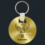 Western Country Cowboy Wedding Monogram Trauzeuge Schlüsselanhänger<br><div class="desc">Personalisierte Geschenke für Trauzeugen und Trauzeuge mit alten Western Cowboy Thema. Dekoriert mit Cowboyhut mit Vintagem Western Schriftart. Text und Farbe können mit dem Design-Tool bearbeitet werden,  um Ihren Bedürfnissen gerecht zu werden. Holen Sie sich dieses individuelles Geschenk für Hochzeiten,  Bachelor-Party,  Verlobungsfeier oder andere besondere Anlässe.</div>