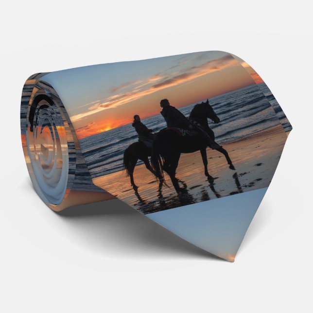 Western Couple Horseback Riding Beach Sunset Tie Krawatte (Gerollt)