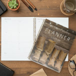 Western Cowboy Boots Rustikaler Stall Planer<br><div class="desc">Dieser lustige,  rustikale Planer verfügt über zwei Cowboy-Stiefel und eine Blockhütte mit Lichtern. Erstellt von Simply Farmhouse Press; Foto von Melanie Mauer auf Unsplash.</div>