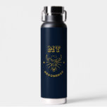 Western Cowboy Bull Skull-Logo Vintage Trauzeuge Trinkflasche<br><div class="desc">Personalisierte Geschenke für Trauzeugen und Trauzeuge mit Western Cowboy Thema. Dekoriert mit Cowboyhut mit Vintagem Western Schriftart. Text und Farbe können mit dem Design-Tool bearbeitet werden,  um Ihren Bedürfnissen gerecht zu werden. Holen Sie sich dieses individuelles Geschenk für Hochzeiten,  Bachelor-Party,  Verlobungsfeier oder andere besondere Anlässe.</div>