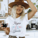 Western Cowboy Cowgirl Hüterin der Genderoffenbaru T-Shirt<br><div class="desc">Dieses Western Gender Reveal Shirt ist perfekt für jedes Land Gender Reveal! Dieses bezaubernde Shirt mit dem Sprichwort "Hüter des Geschlechts" ist ideal für die sehr wichtige Person, die das große Geheimnis behalte. Machen Sie sich bereit für eine Rootin'-tootin'-Genderoffenbarung, die den Geist des Wilden Westens einfängt! Dieses charmante Design besticht...</div>