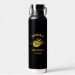 Western Cowboy Hat Trauzeuge Personalisiert Name Trinkflasche<br><div class="desc">Personalisierte Geschenke für Trauzeugen und Trauzeuge mit Western Cowboy Thema. Dekoriert mit Cowboyhut mit Vintagem Western Schriftart. Text und Farbe können mit dem Design-Tool bearbeitet werden,  um Ihren Bedürfnissen gerecht zu werden. Holen Sie sich dieses individuelles Geschenk für Hochzeiten,  Bachelor-Party,  Verlobungsfeier oder andere besondere Anlässe.</div>