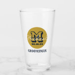 Western Cowboy Rustikale Trauzeuge Name Monogram Glas<br><div class="desc">Personalisierte Geschenke für Trauzeugen mit Western Cowboy Thema. Dekoriert mit Cowboyhut mit Vintagem Western Schriftart. Text und Farbe können mit dem Design-Tool bearbeitet werden,  um Ihren Bedürfnissen gerecht zu werden. Holen Sie sich dieses individuelles Geschenk für Hochzeiten,  Bachelor-Party,  Verlobungsfeier oder andere besondere Anlässe.</div>