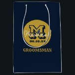 Western Cowboy Rustikale Trauzeuge Name Monogram Mittlere Geschenktüte<br><div class="desc">Personalisierte Geschenke für Trauzeugen mit Western Cowboy Thema. Dekoriert mit Cowboyhut mit Vintagem Western Schriftart. Text und Farbe können mit dem Design-Tool bearbeitet werden,  um Ihren Bedürfnissen gerecht zu werden. Holen Sie sich dieses individuelles Geschenk für Hochzeiten,  Bachelor-Party,  Verlobungsfeier oder andere besondere Anlässe.</div>