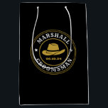 Western Cowboy Rustikales Logo Personalisierte Tra Mittlere Geschenktüte<br><div class="desc">Personalisierte Geschenke für Trauzeugen mit Western Cowboy Thema. Dekoriert mit Cowboyhut mit Vintagem Western Schriftart. Text und Farbe können mit dem Design-Tool bearbeitet werden,  um Ihren Bedürfnissen gerecht zu werden. Holen Sie sich dieses individuelles Geschenk für Hochzeiten,  Bachelor-Party,  Verlobungsfeier oder andere besondere Anlässe.</div>