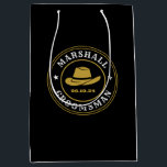 Western Cowboy Rustikales Logo Personalisierte Tra Mittlere Geschenktüte<br><div class="desc">Personalisierte Geschenke für Trauzeugen mit Western Cowboy Thema. Dekoriert mit Cowboyhut mit Vintagem Western Schriftart. Text und Farbe können mit dem Design-Tool bearbeitet werden,  um Ihren Bedürfnissen gerecht zu werden. Holen Sie sich dieses individuelles Geschenk für Hochzeiten,  Bachelor-Party,  Verlobungsfeier oder andere besondere Anlässe.</div>
