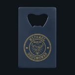 Western Cowboy-Skull-Logo für individuelle Trauzeu Geldbeutel Flaschenöffner<br><div class="desc">Personalisierte Geschenke für Trauzeugen mit Western Cowboy Thema. Dekoriert mit Cowboyhut mit Vintagem Western Schriftart. Text- und Hintergrundfarbe können mit dem Design-Tool bearbeitet werden,  um Ihren Bedürfnissen gerecht zu werden. Holen Sie sich dieses individuelles Geschenk für Hochzeiten,  Bachelor-Party,  Verlobungsfeier oder andere besondere Anlässe.</div>