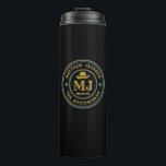 Western Cowboy Vintag Gold Monogram Trauzeugen Thermosbecher<br><div class="desc">Personalisierte Geschenke für Trauzeugen und Trauzeuge mit Western Cowboy Thema. Dekoriert mit Cowboyhut mit Vintagem Western Schriftart. Text und Farbe können mit dem Design-Tool bearbeitet werden,  um Ihren Bedürfnissen gerecht zu werden. Holen Sie sich dieses individuelles Geschenk für Hochzeiten,  Bachelor-Party,  Verlobungsfeier oder andere besondere Anlässe.</div>