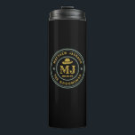 Western Cowboy Vintag Gold Monogram Trauzeugen Thermosbecher<br><div class="desc">Personalisierte Geschenke für Trauzeugen und Trauzeuge mit Western Cowboy Thema. Dekoriert mit Cowboyhut mit Vintagem Western Schriftart. Text und Farbe können mit dem Design-Tool bearbeitet werden,  um Ihren Bedürfnissen gerecht zu werden. Holen Sie sich dieses individuelles Geschenk für Hochzeiten,  Bachelor-Party,  Verlobungsfeier oder andere besondere Anlässe.</div>