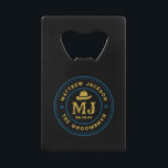 Western Cowboy Vintage Logos Monogram Trauzeugen Geldbeutel Flaschenöffner<br><div class="desc">Personalisierte Geschenke für Trauzeugen mit Western Cowboy Thema. Dekoriert mit Cowboyhut mit Vintagem Western Schriftart. Text- und Hintergrundfarbe können mit dem Design-Tool bearbeitet werden,  um Ihren Bedürfnissen gerecht zu werden. Holen Sie sich dieses individuelles Geschenk für Hochzeiten,  Bachelor-Party,  Verlobungsfeier oder andere besondere Anlässe.</div>