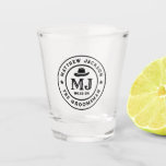 Western Cowboy Vintage Logos Monogram Trauzeugen Schnapsglas<br><div class="desc">Personalisierte Geschenke für Trauzeugen mit Western Cowboy Thema. Dekoriert mit Cowboyhut mit Vintagem Western Schriftart. Text und Farbe können mit dem Design-Tool bearbeitet werden,  um Ihren Bedürfnissen gerecht zu werden. Holen Sie sich dieses individuelles Geschenk für Hochzeiten,  Bachelor-Party,  Verlobungsfeier oder andere besondere Anlässe.</div>