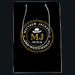 Western Cowboy Vintage Logos Personalisierte Trauz Mittlere Geschenktüte<br><div class="desc">Personalisierte Geschenke für Trauzeugen mit Western Cowboy Thema. Dekoriert mit Cowboyhut mit Vintagem Western Schriftart. Text und Farbe können mit dem Design-Tool bearbeitet werden,  um Ihren Bedürfnissen gerecht zu werden. Holen Sie sich dieses individuelles Geschenk für Hochzeiten,  Bachelor-Party,  Verlobungsfeier oder andere besondere Anlässe.</div>