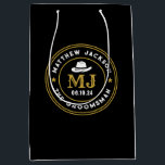 Western Cowboy Vintage Logos Personalisierte Trauz Mittlere Geschenktüte<br><div class="desc">Personalisierte Geschenke für Trauzeugen mit Western Cowboy Thema. Dekoriert mit Cowboyhut mit Vintagem Western Schriftart. Text und Farbe können mit dem Design-Tool bearbeitet werden,  um Ihren Bedürfnissen gerecht zu werden. Holen Sie sich dieses individuelles Geschenk für Hochzeiten,  Bachelor-Party,  Verlobungsfeier oder andere besondere Anlässe.</div>