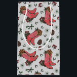 Western Cowgirl Christmas Pink und Green Kleine Geschenktüte<br><div class="desc">Diese festliche Weihnachtsgeschenktasche aus Western zeigt handgezeichnet Western-Illustrationen von Cowgirl Stiefel,  Pinecones,  Kiefern und Heiligenbeeren,  die alle auf einem eleganten,  perlengrauen Hintergrund zu sehen sind.</div>