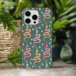 Western Cowgirl Wüste Schlangen Muster Case-Mate iPhone Hülle<br><div class="desc">Western Cowgirl Wüste Schlangen Pattern iPhone 15 Pro Max Hüllen bietet ein modernes Western Muster von rosa und orange Schlangen auf einem grünen Hintergrund. Ideal für Geschenkpackungen zum Geburtstag,  Weihnachten und Feiern. Erstellt von Evco Studio www.zazzle.com/store/evcostudio</div>