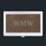 Western Monogram Brown Imitats Leather Visitenkarten Dose<br><div class="desc">Dieses personalisierte Visitenkartengehäuse mit einem hellbraunen Monogramm im Western-Stil Schriftart auf braunem Imitat Lederhintergrund.</div>