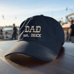 Western Style Vater etabliert bestickter Hut<br><div class="desc">Einfach und modern mit einem Western-Flair, dieser bestickte Hut sagt alles aus. Der Mann, der das trägt, ist stolz, Vater zu sein! Das wäre ein großartiges Geschenk für den Vatertag oder Vaters Geburtstag. Ändern Sie einfach das "etablierte" Datum und geben Sie Ihre Bestellung auf. Leicht! Sie können auch das Wort...</div>