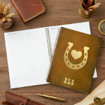 Western-Thema Horseshoe Brown & Gold Monogram Planer<br><div class="desc">Dieser einzigartige Planer zeichnet sich durch einen schlichten, braunen Lederhintergrund aus, der mit einem Imitat aus goldenen Hufeisen und einem Herzstück besticht. Ein Monogramm Initialen vervollständigt das Design. Ideal für Western, Cowboy oder Pferdefreunde in Ihrer Familie. Erstellt von der einfachen Farmhouse Press.</div>