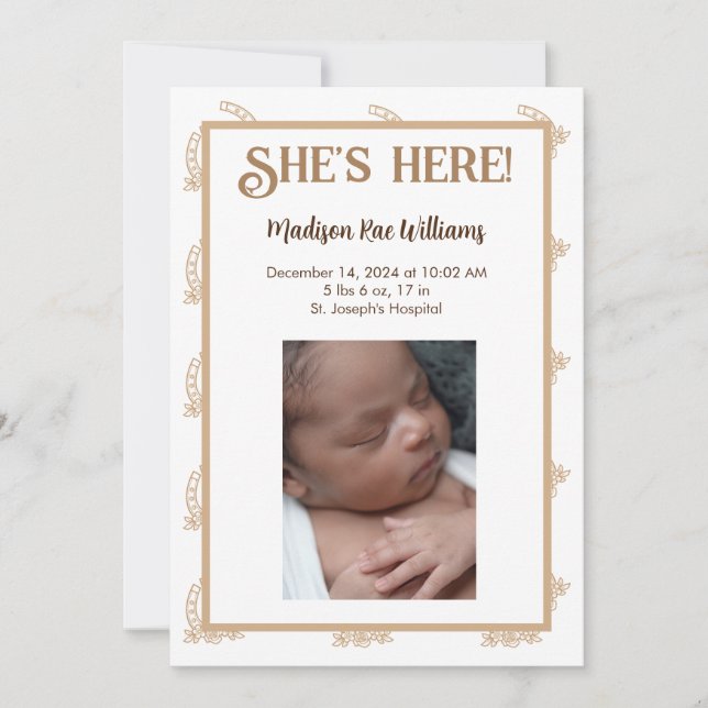 Western-Themed She is Here Birth Announcement Card Einladung (Vorderseite)