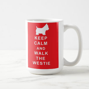Westie gardent le calme et marchent la tasse de