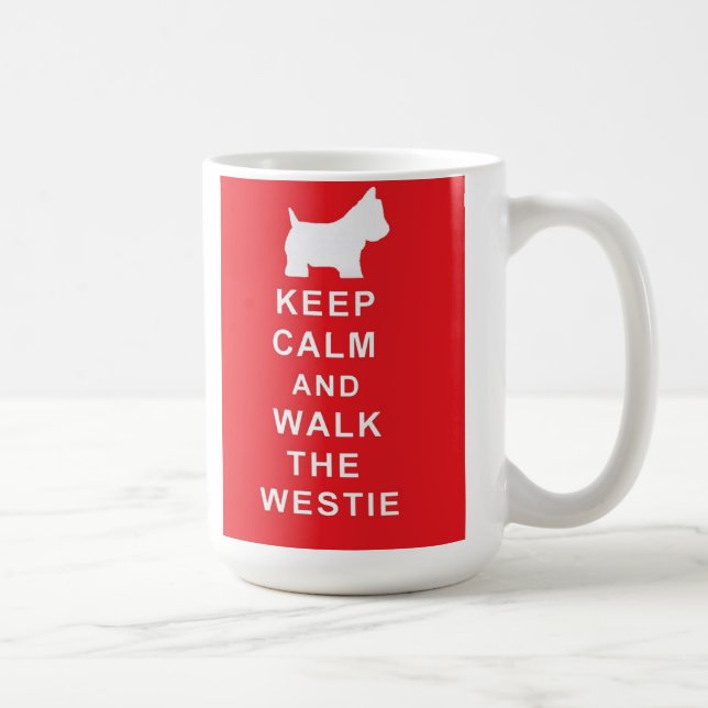 Westie gardent le calme et marchent la tasse de (Droite)