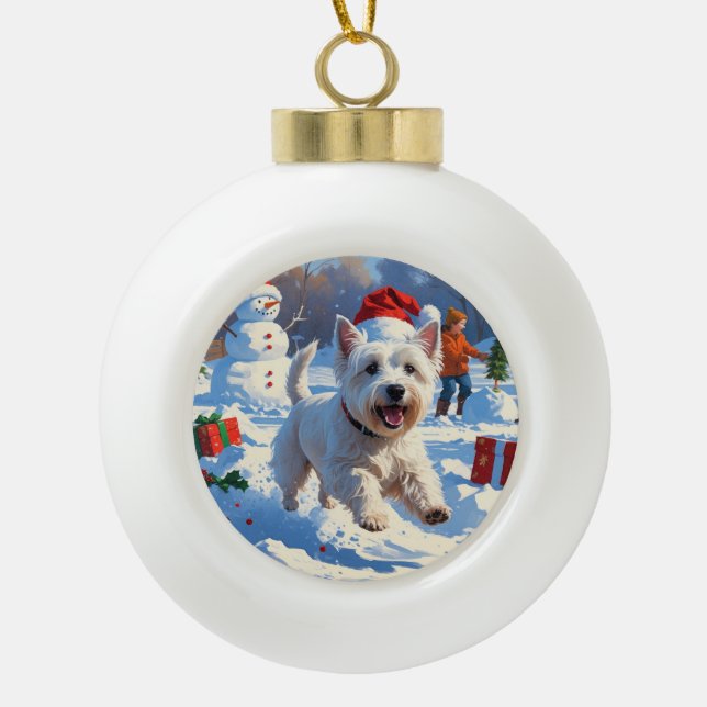 Westie läuft im Schnee mit Weihnachtshut Keramik Kugel-Ornament (Vorderseite)