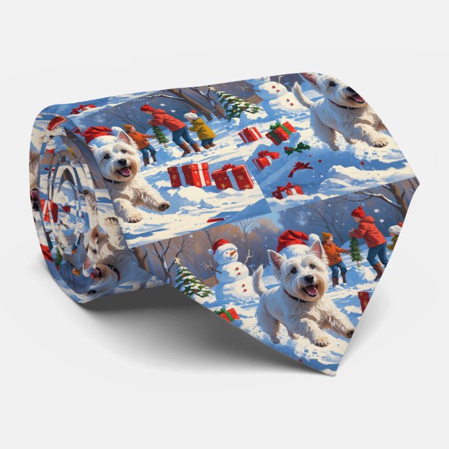 Westie läuft im Schnee mit Weihnachtshut Krawatte (Gerollt)