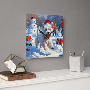 Westie läuft im Schnee mit Weihnachtshut Quadratische Wanduhr
