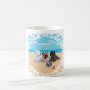 Westie mit Cairn Terriers am Strand Kaffeetasse