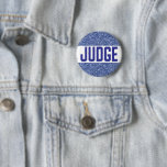Wettkampfrichter Button<br><div class="desc">Richter Abzeichen für Wettbewerbe und Wettbewerbe. Imitate funkeln Glitzer mit Typografie. Moderne,  leicht lesbare Taste ist perfekt für Wettbewerbe und Veranstaltungen,  die einen Richter erfordern. Ideal für Sommerveranstaltungen am 4. Juli.</div>