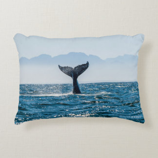 Whale Schwanz Seascape: Dramatisches Wasser. Dekokissen