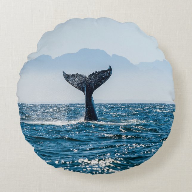 Whale Schwanz Seascape: Dramatisches Wasser. Rundes Kissen (Vorderseite)