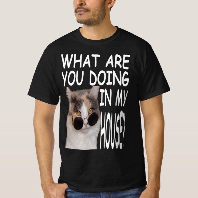 What Are You Doing In My House Cat House T-Shirt (Vorderseite)