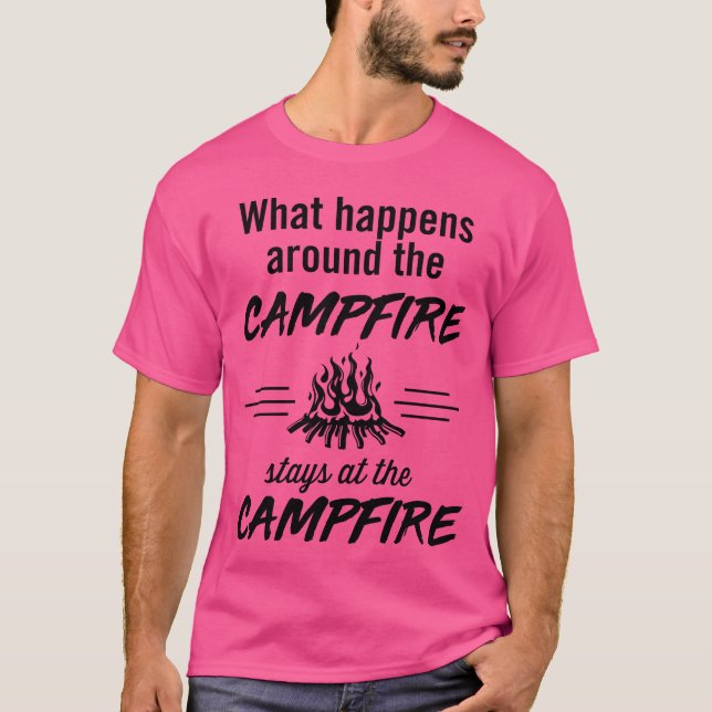 What happens around the campfire stays at the camp T-Shirt (Vorderseite)
