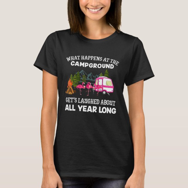 What Happens At The Campground Funny Pink Flamingo T-Shirt (Vorderseite)