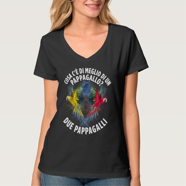 What s better than a parrot Two parrots T-Shirt (Vorderseite)